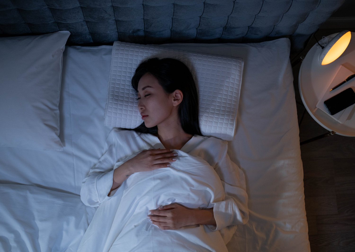 woman with insomnia using red light therapy to help her sleep 